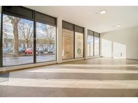 belle surface commerciale située sur les quais !