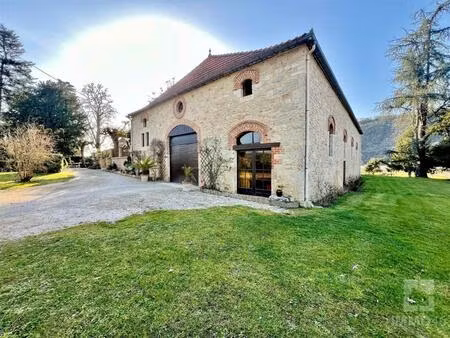 propriété en pierre avec grange - gros potentiel