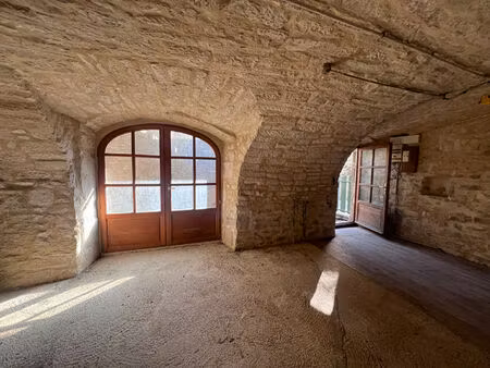 authentique maison en pierres avec terrasse et cour ? lumineuse et pleine de charme