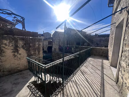 authentique maison en pierres avec terrasse et cour ? lumineuse et pleine de charme