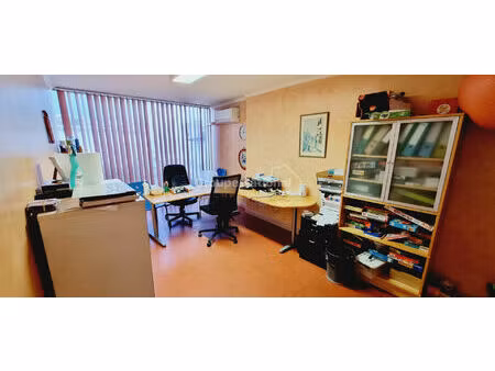 local d'activité de 84m² avec 2 places de parking