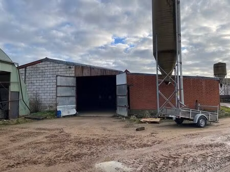 landelijk gelegen loodsen te huur van verschillende opper...