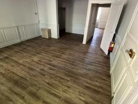 local en rdc environ 65 m²