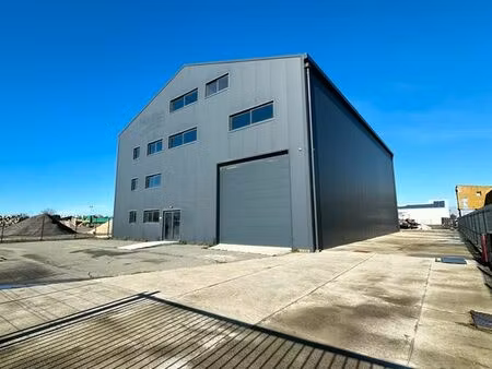 entrepot 1600 m2 zi chef de baie