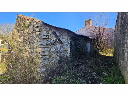 'garage en pierre des années 1900 au pied du lac du jaunay 
