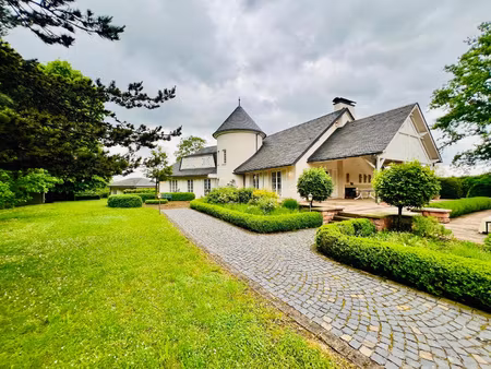superbe propriété avec espace bien-être au milieu d'un parc