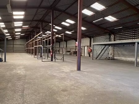 location local d'activités marignane 2 000 m²