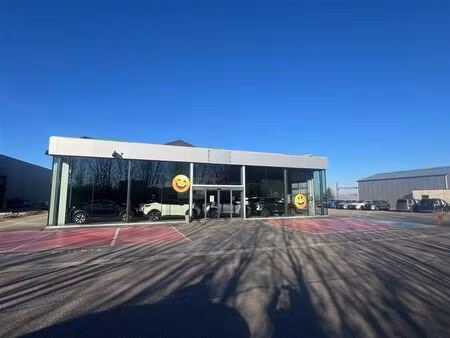 grand garage : 2 showroom + atelier en parfait état