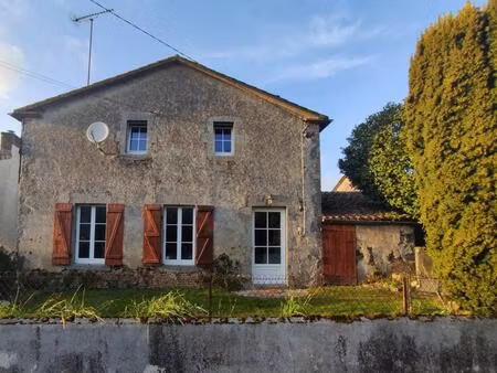charmante maison en pierre avec grand jardin et beau potentiel