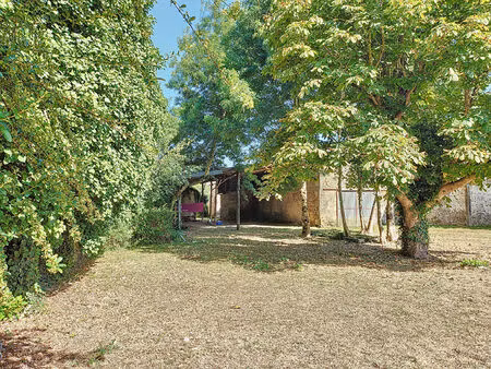 terrain avec chai à rénover au centre de pisany sur environ 1600 m² de terrain constructib