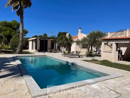 villa avec parc et piscine sur la côte bleue