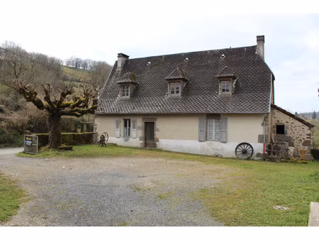 ensemble à rénover avec deux maisons  deux granges et terrai