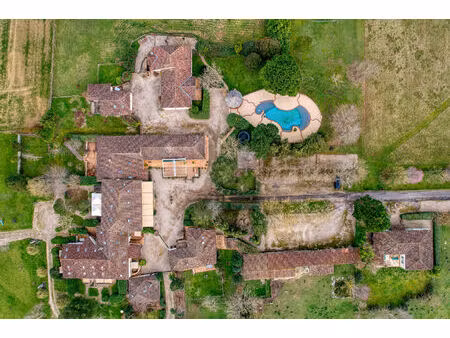 propriété ' village de gîtes' idéale pour un projet touristique d'accueil