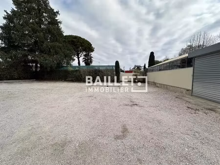 loue à antibes  d'un entrepôt de 195 m2 plus 1600 m2 de terrain