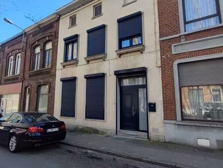 grande maison lumineuse avec potentiel  jusqu'à 6 chambres