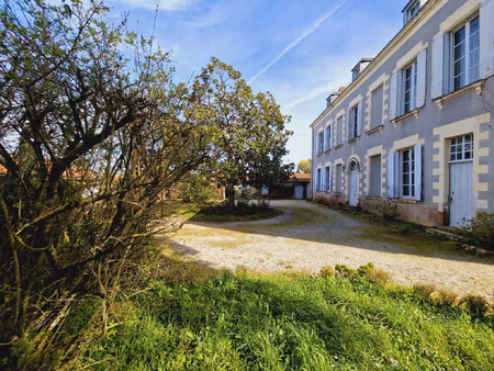 belle maison bourgeoise et ses dépendances dans le vignoble