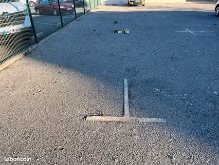 place de parking extérieure