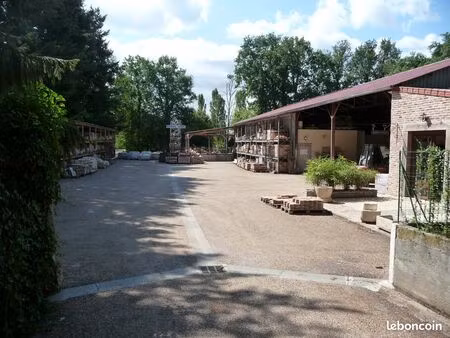 vend bâtiment en dur dans un cadre bucolique- vue imprenable sur étang- endroit très calme