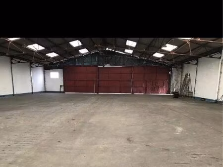 hangar 1000m2 + parking privé à louer