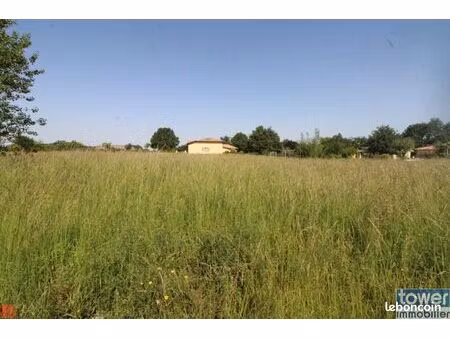 terrain 737 m² lavit