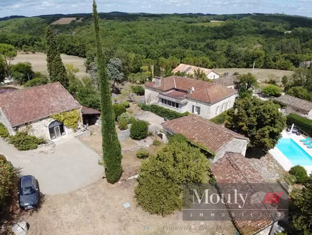 ensemble quercynois authentique au coeur d'un joli hameau