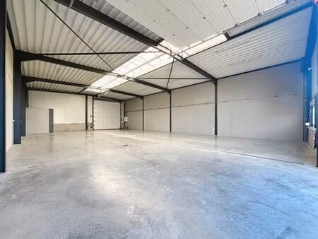entrepôt neuf de 250m². libre de suite.