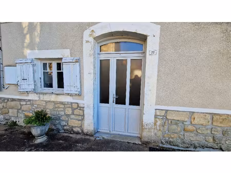 appartement t3 (env 45m2) - en rdc - bourg de hautefort