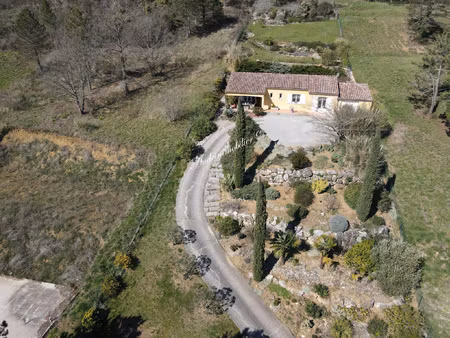 villa de plain-pied avec jardin