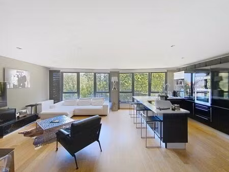 superbe appartement duplex de 3 chambres avec garages.