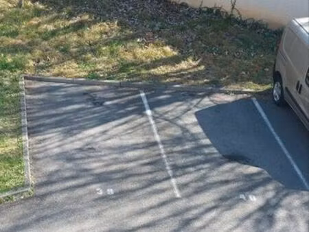 place parking extérieure sécurisée