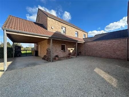 superbe maison 4 ch +1 bureau située dans un clos