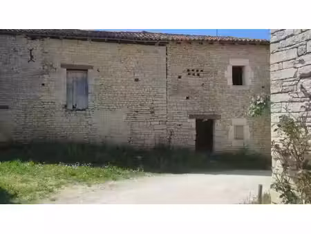 tusson  immeuble du xviième siècle à rénover