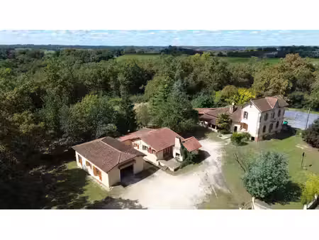 ensemble immobilier composé de 2 maisons d'habitation avec dépendances sur un terrain de 1