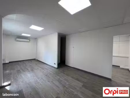 bureau 70 m²