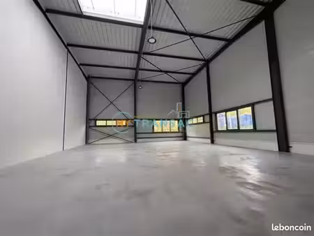 local bureaux 601 m²