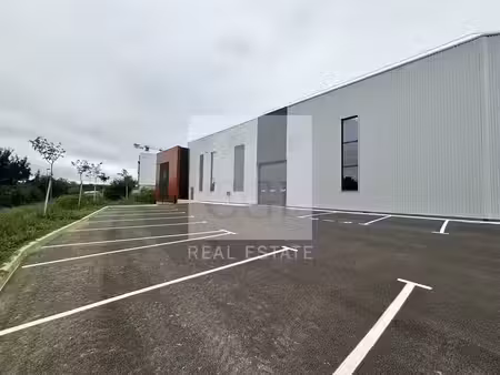 location commerce 677 m² à saint-quentin-fallavier (38070)