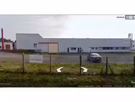 49 - candé  entrepôt 1790 m2 à louer sur terrain clos 5000 m