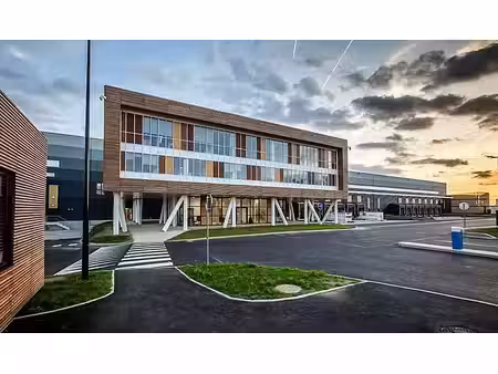 location entrepôt / local d'activités fouju 86 282 m²