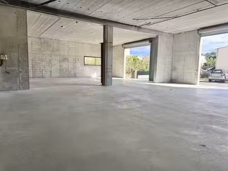 location local commercial