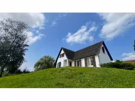 maison rénovée avec potentiel de suite parentale  grand terrain et sous-sol total – rare s