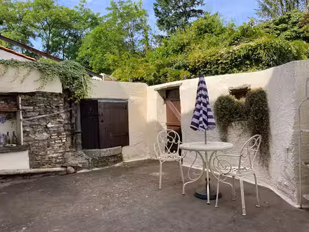 grande maison de bourg avec garage et jolie cour - vendée
