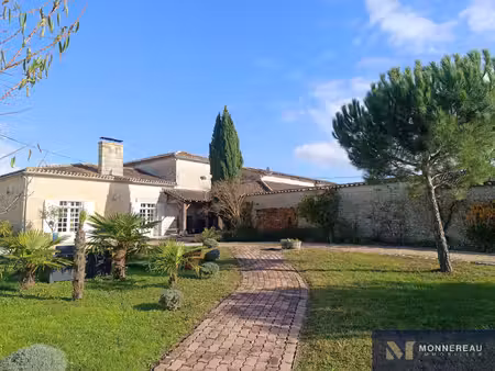 maison en pierre avec jardin clos et dependances