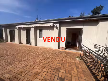 a saisir maison individuelle avec grande surface de terrain et nombreux garages sur la com