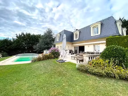 superbe maison 7 pièces de 205 m2 avec piscine