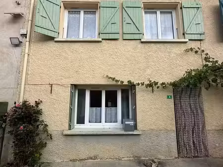 maison de village avec un jardin clos  parking et une cour.