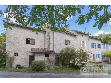 belle maison avec terrasse dans un petit hameau.