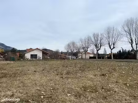 terrain plat de 700m2 à vendre