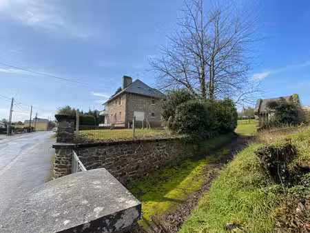 a vendre  terrain à bâtir situé à 750 m de l'institut st-lô-agneaux