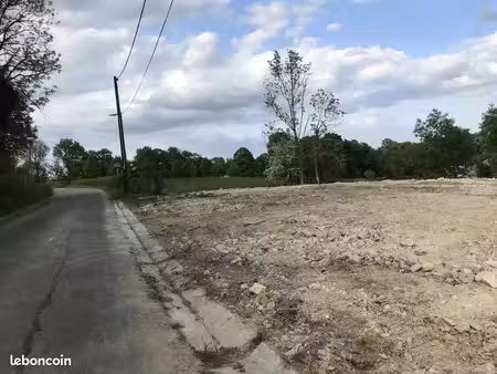 vends beau et grand terrain constructible  bien plat  sans vis à vis  en meuse