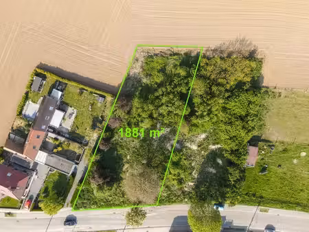 terrain de 1881m2 dans un secteur prisé.